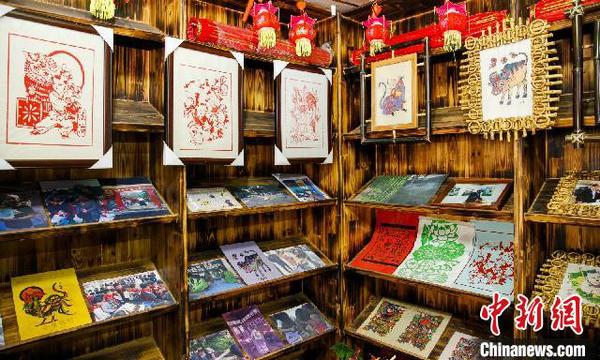 章亚红的年画作品 张卉 摄