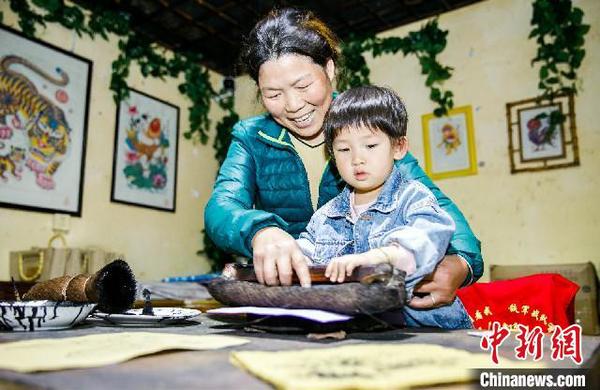 章亚红教孩子学习制作年画 张卉 摄