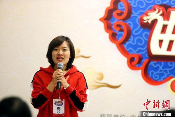 图为《鱼龙百戏》人才计划演员杨莉发言?！≌诺勒?摄