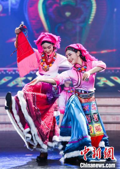 图为安多卫视2020藏历金鼠新年文艺晚会《新春的颂歌》录制现场?！〔畔?摄