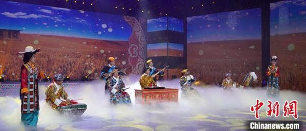 图为安多卫视2020藏历金鼠新年文艺晚会《新春的颂歌》录制现场?！〔畔?摄