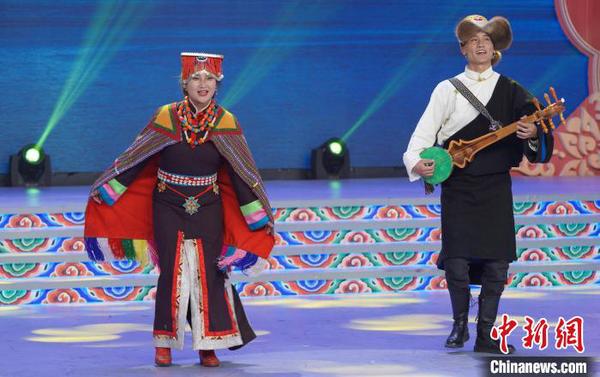 图为安多卫视2020藏历金鼠新年文艺晚会《新春的颂歌》录制现场?！〔畔?摄