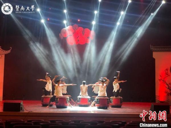 部分获奖选手、社团、项目及表演嘉宾将节目带到了颁奖典礼上。暨南大学供图