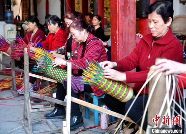 郭宅竹编艺人正在制作水瓶竹壳。　吕明 摄