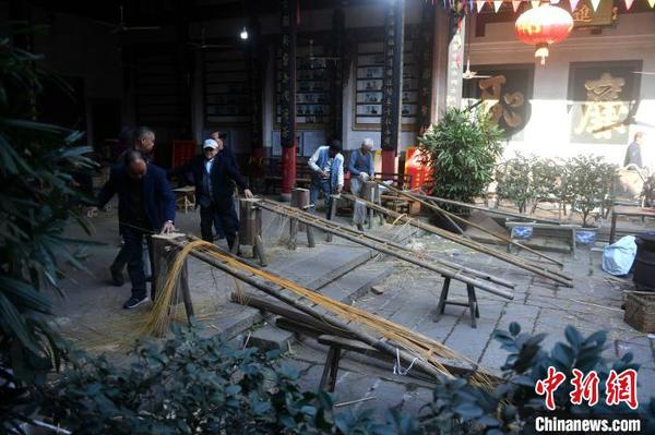 具有千年历史的郭宅竹编技艺在福州市仓山区盖山镇郭氏宗祠重现?！÷烂?摄