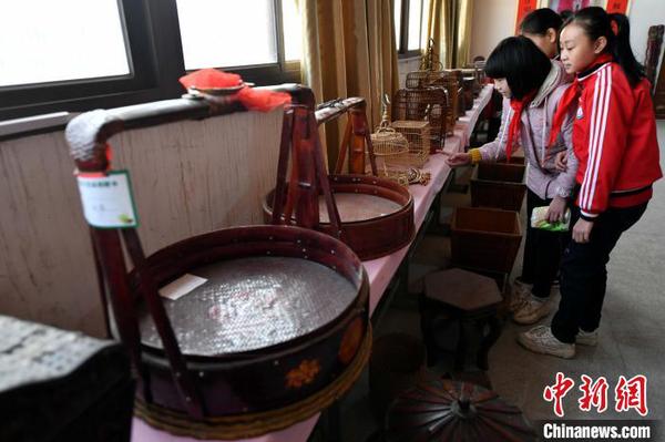 一件件精美的竹制工艺品在福州市仓山区盖山镇郭氏宗祠红领巾竹编工艺博物馆内展出。　吕明 摄