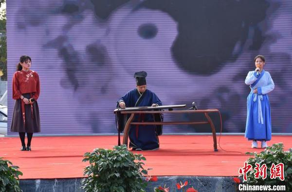 湖南科技学院国学院的古筝奏唱。道县宣传部供图