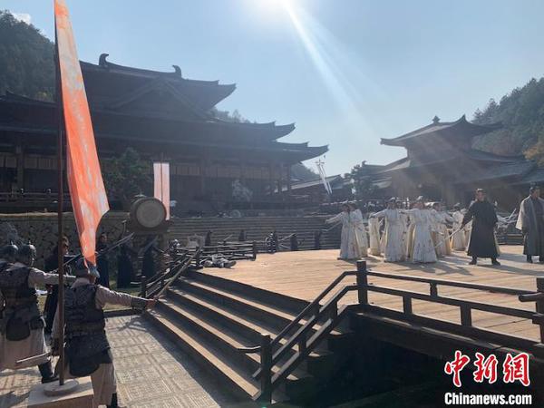 剧组正在紧张拍戏之中 奚金燕 摄