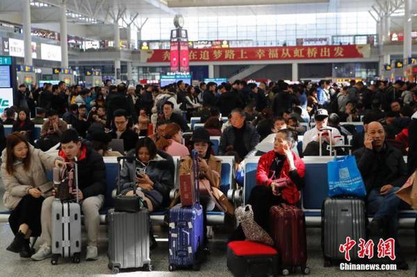 资料图：旅客在等待进站。殷立勤 摄