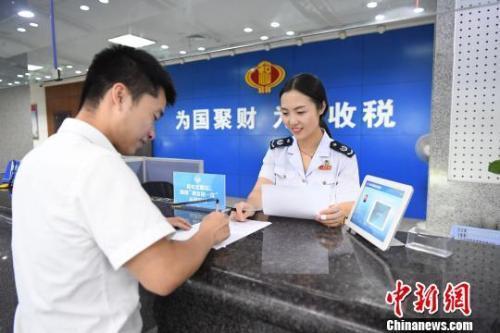 纳税人体验办税服务。浙江省税务局供图
