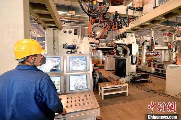 资料图：车间内工作人员进行机器操作。<a target='_blank' href='http://www.chinanews.com/'>中新社</a>记者 李佩珊 摄
