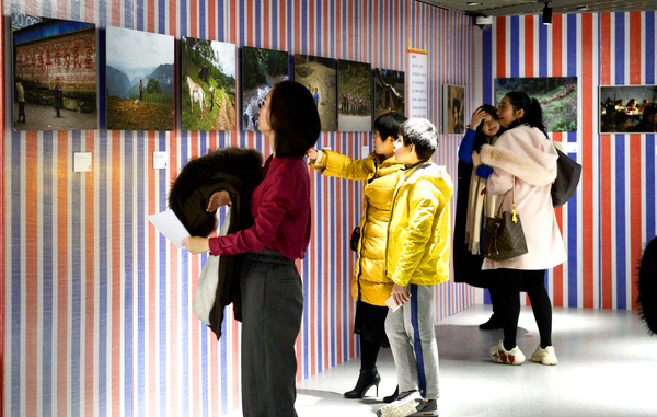 观众参观图片展。人民政协报 人民政协网 记者 田福良 摄