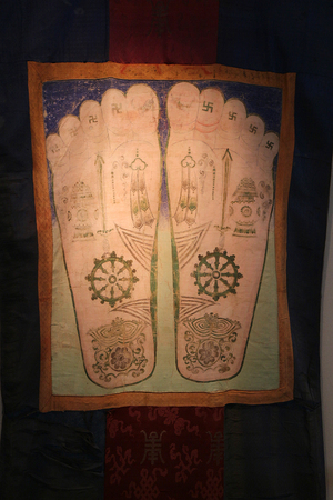 国际唐卡展区还展出了10幅文物级藏品唐卡，展示了精美绝伦的古代技艺。图为热贡艺术博物馆收藏的文物《清彩绘佛足图唐卡》