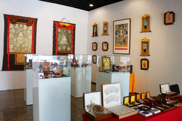 图为文创产品展区