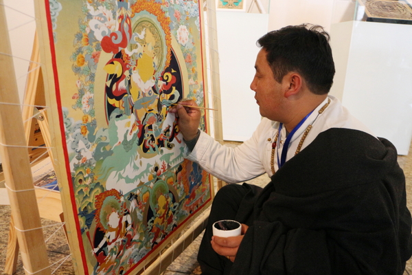 展览内容丰富，精彩纷呈，除了能近距离感受精美的唐卡艺术，了解唐卡艺术的发展历程，还有机会看到唐卡画师现场展示。图为非遗体验区。