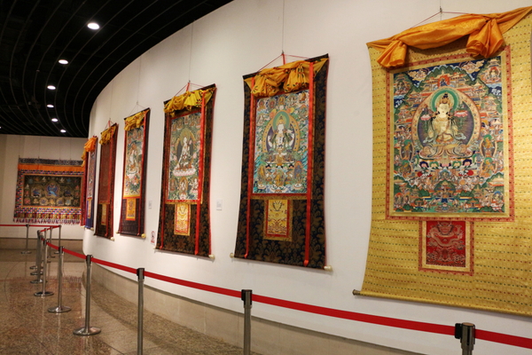 此展区集中展示热贡地区的精美唐卡艺术，热贡地区因为多民族的交汇与交融，使得该地区呈现出异彩纷呈又迥异不同的文化特征，“热贡唐卡”是热贡艺术最为重要的组成部分，具有极其鲜明的时代及地域风格特征，是我国乃至世界文化宝库中的瑰宝。图为热贡唐卡艺术展区