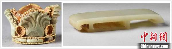 M10出土物品，左为金冠形饰品，小而别致；右为首次在匈奴墓葬中发现的玉剑璏。河南省文物考古研究院供图