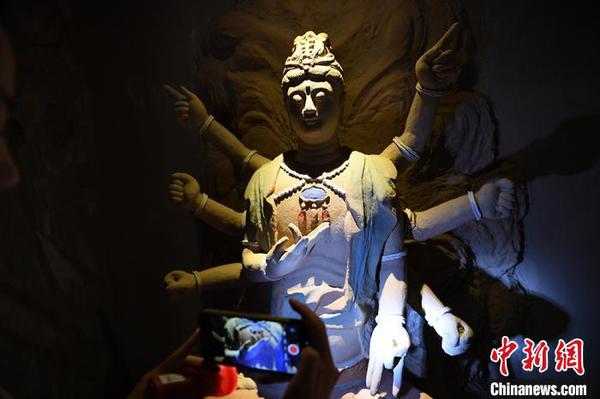 图为此次复原出的有佛头的佛像?！∥航ň?摄