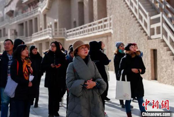 图为敦煌文化的爱好者参观敦煌莫高窟。敦煌研究院供图