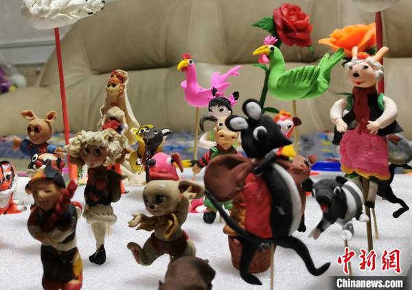 石金莲的面塑作品里有孩子们喜欢的机器猫、孙悟空、喜羊羊等?！「哂阪?摄