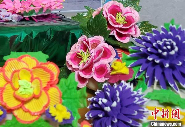 小小的面团，经过石金莲的巧手，变成了一件件活灵活现的艺术作品?！「哂阪?摄