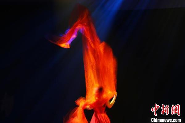 颁奖现场的艺术舞蹈表演。　泱波 摄