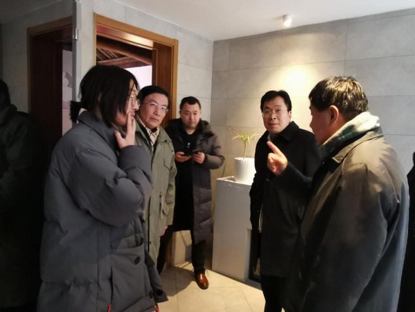 安金明（右一）、顾慈阳(右二)在“有关”民宿调研时与新生代老板王帅（左一）交流