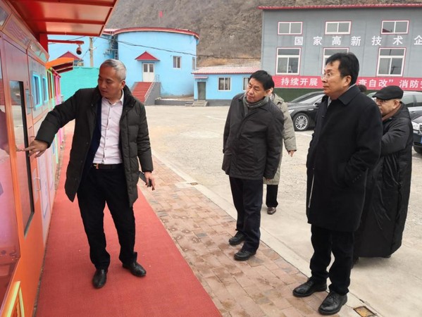 民建会员、中创华拓科技发展有限公司董事长杨诚介绍垃圾分类系统