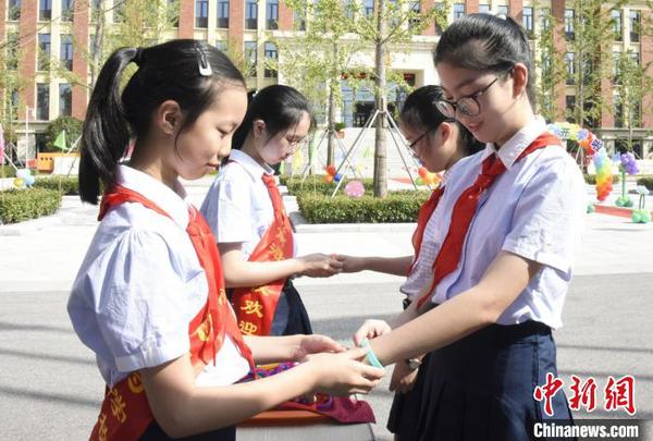 家风带校风 沈勇强 摄