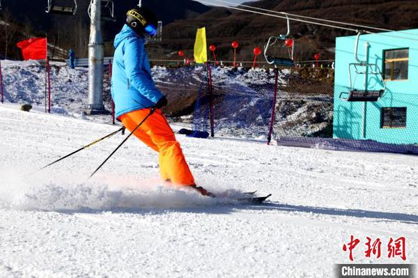 游客上演“速度与激情”。　马善婷 摄