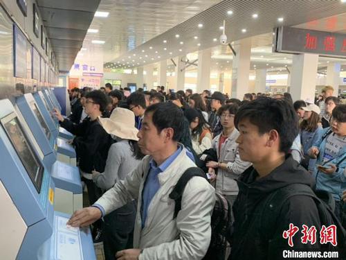 乘客在排队购票。　陈畅 摄