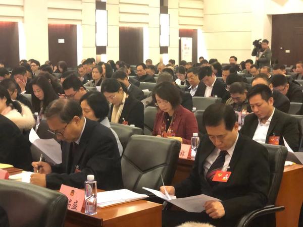 厦门市集美区政协委员认真听取和审议常委会工作报告