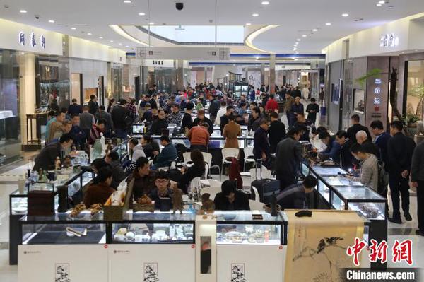 厦门现收藏热潮藏友冒雨乐淘藏品