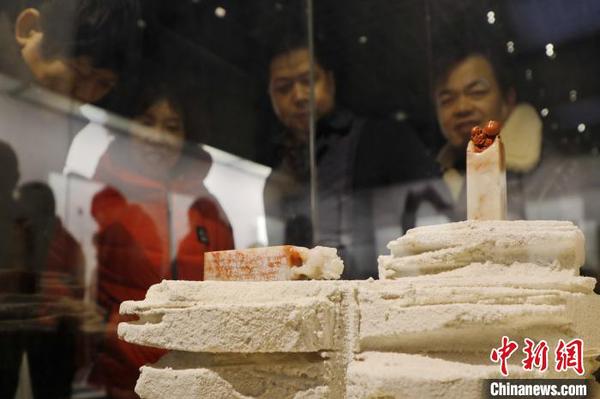 图为民众参观篆刻艺术展?！≌旁?摄