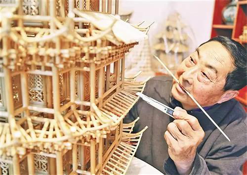 国家非物质文化遗产秸秆扎刻代表性传承人徐艳丰