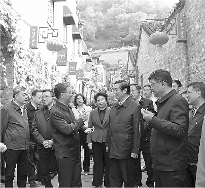 2019年4月，调研组在西津渡考察时的场景。