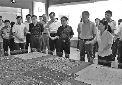     2019年7月，调研组在汉长安城遗址听讲解员介绍。