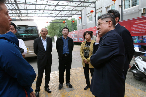 图为刘富勇陪北京市委统战部副部长、工商联党组书记赵玉金赴拉萨市及当雄县进行考察