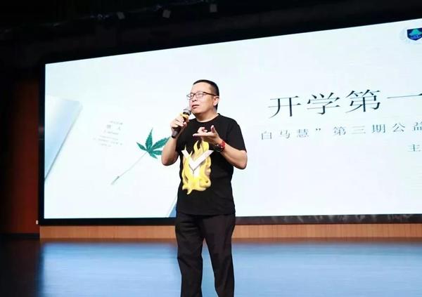 由网络作家管平潮牵头的中国网络作家村政协委员会客厅，坐落于风景秀丽的杭州白马湖畔，集合了一批网络文学的从业者。我们通过请进来，走出去，开展了丰富多彩、富含行业特色、注重实效的活动。