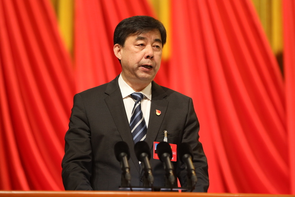 范跃委员在大会上发言