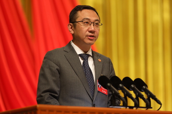 季成委员在大会上发言 (1)