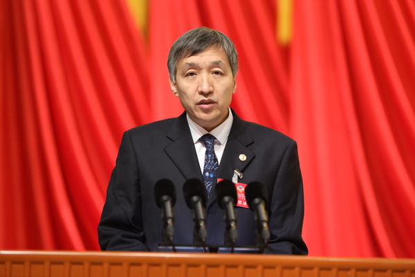 李宏委员在大会上发言