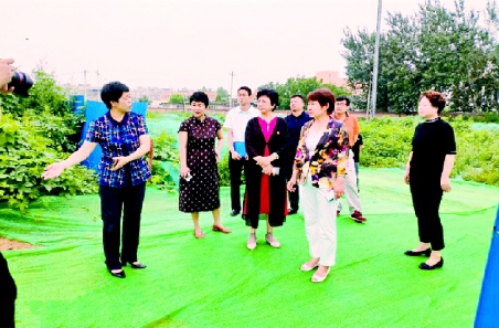 大兴区政协提案委带领部分委员走进旧宫镇社区，共商老旧社区治理问题。