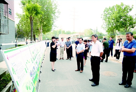 大兴区政协组织部分委员走进亦庄镇晓康东里B区调研垃圾分类工作。