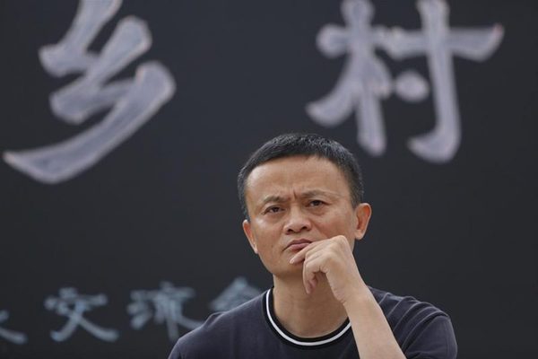 2016年8月3日，贵州省安顺市平坝区夏云镇小河湾小学，首届马云乡村教师奖教师首期培训班在贵州省安顺市平坝区夏云镇小河湾小学开班。 阿里巴巴集团董事局主席、马云公益基金会创办人马云出席，并与来自贵州和云南的近60位乡村学校校长和老师进行座谈。（图片来源：视觉中国）