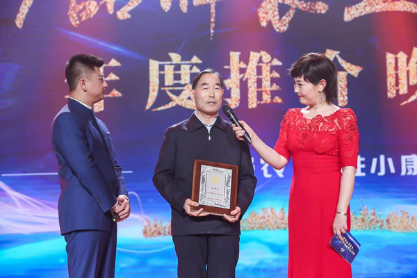 第十二届全国政协委员、原农业部党组成员、中央纪委驻原农业部纪检组组长朱保成荣获农业品牌杰出贡献人物