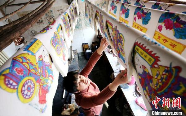 资料图：春节前夕，最具年味的杨家埠木版年画销售火爆。潍坊市委宣传部供图