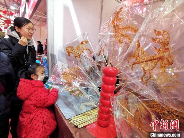资料图：图为民众参观2020济南迎春民俗文化节?！≌韵?摄