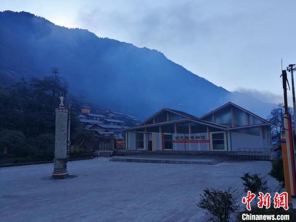 图为独龙江畔的独龙族博物馆。　胡远航 摄