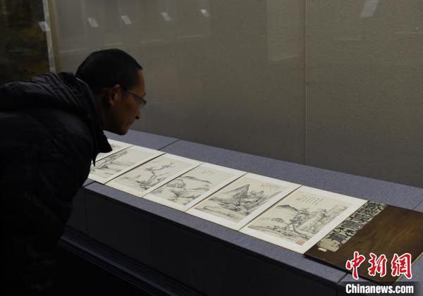 图为精美画作吸引市民眼球?！≈芤?摄